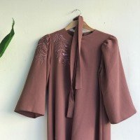 Abaya en satin à motif de feuilles sur le devant Tn - Rose séchée